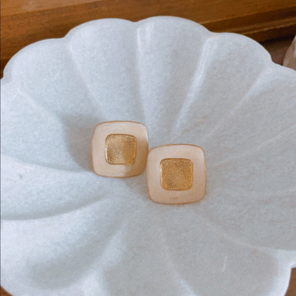 Vintage Retro White And Gold Stud Earrings